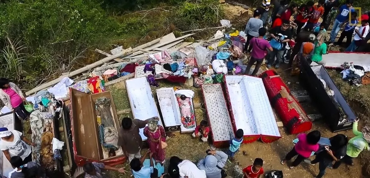 «Земля мертвых», где трупы выкапывают, кормят и дают новую одежду в рамках причудливого ритуала