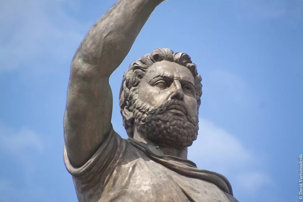 "Прицеп Александра Македонского: разделяй и властвуй" относится к истории и политической философии.