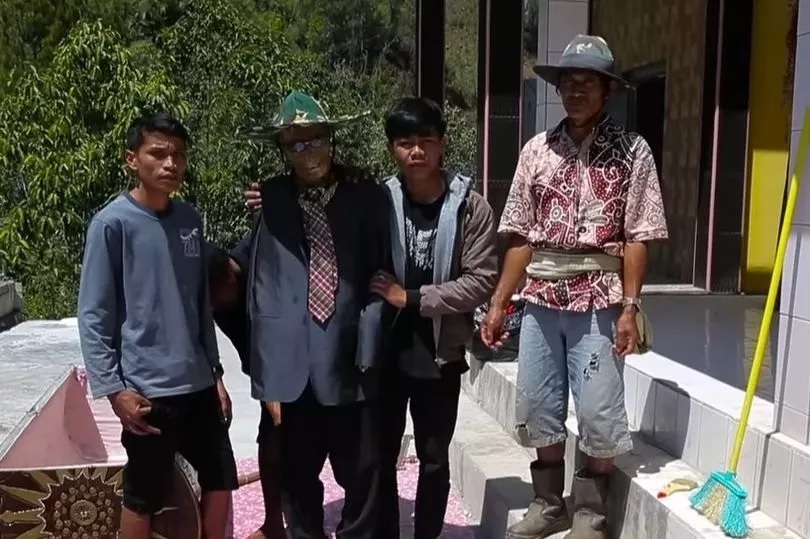 «Земля мертвых», где трупы выкапывают, кормят и дают новую одежду в рамках причудливого ритуала