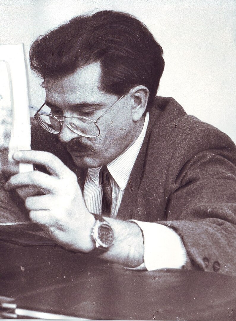 Владислав Листьев и Леонид Якубович? Много общего в харизме. Но есть и отличия. Листьев серьезнее и тоньше в юморе?