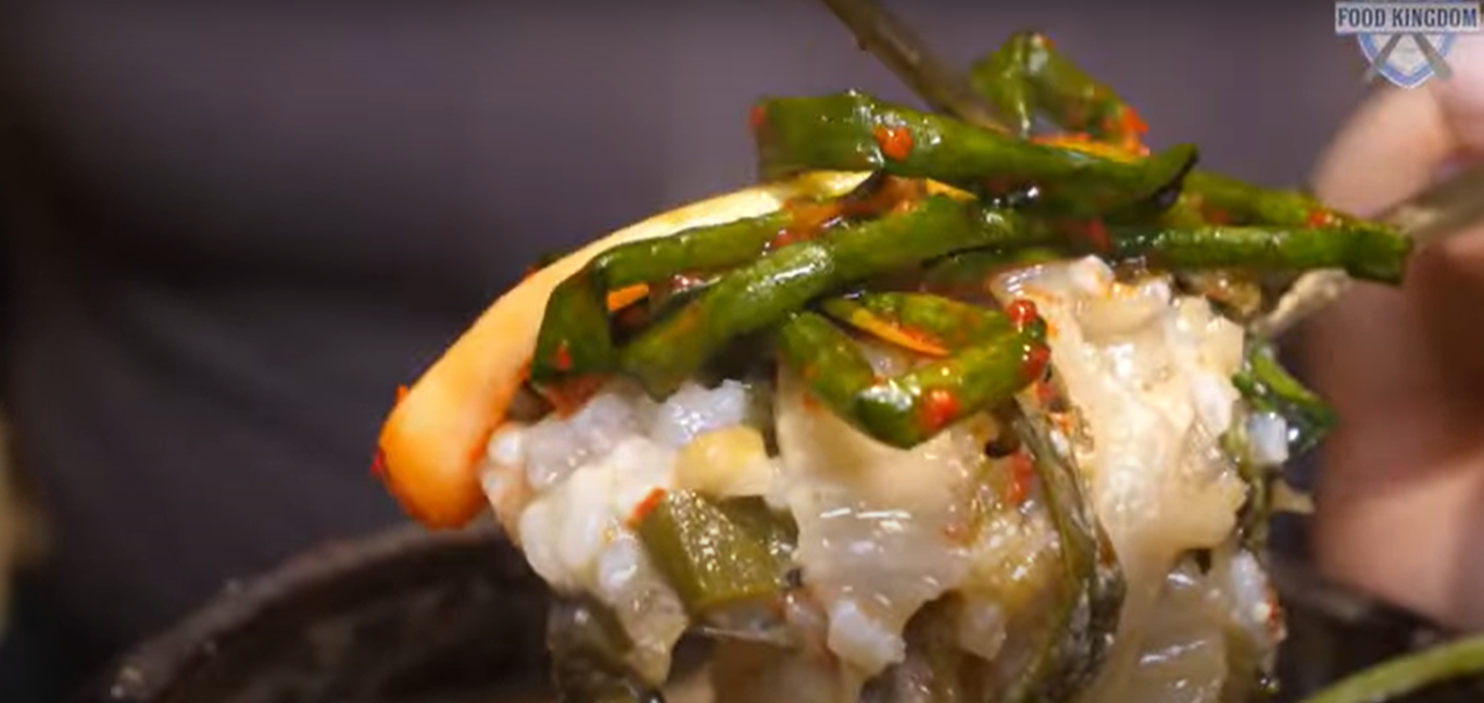 В самом лучшем ресторане морепродуктов в Пусане, Южная Корея, готовят на гриле более 2 тонн угря в месяц!