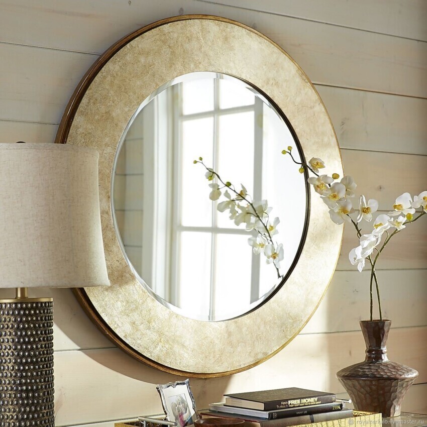 Я повесила зеркало напротив окна, а бабушка заставила меня перевесить (оказывается это плохая примета)