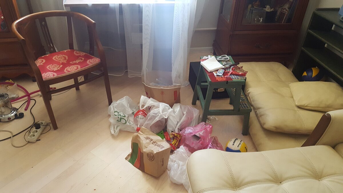 🟥🔞 Шумная вечеринка растянулась на несколько дней. Горы мусора и пустых бутылок - Как я убирала квартиру после "неВИНного застолья" одной компании😱