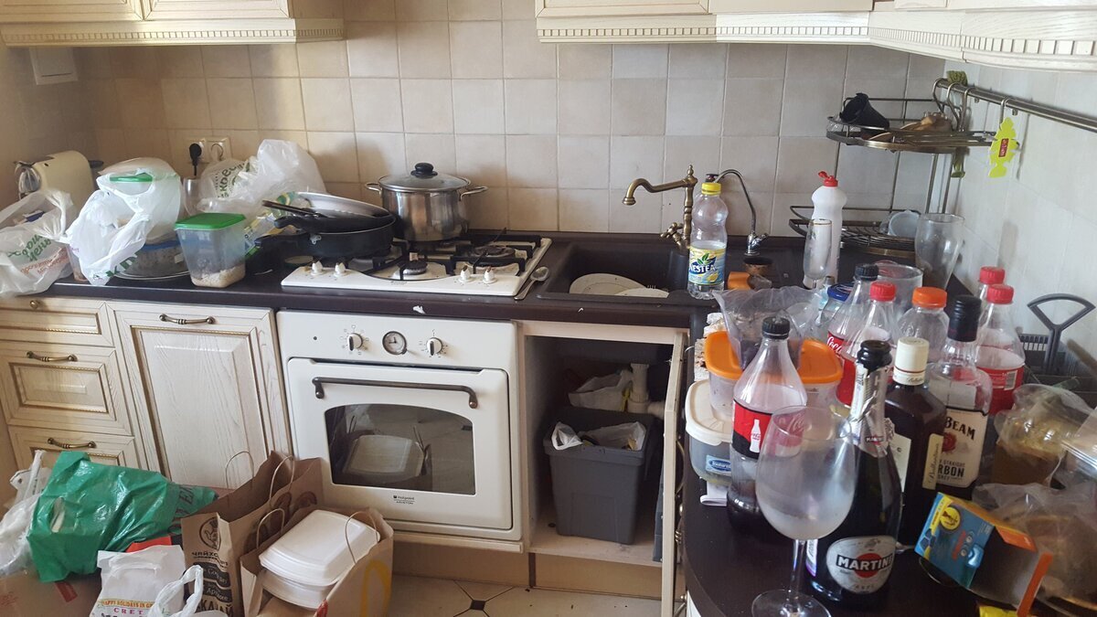 🟥🔞 Шумная вечеринка растянулась на несколько дней. Горы мусора и пустых бутылок - Как я убирала квартиру после "неВИНного застолья" одной компании😱