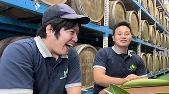 ПРЕКРАСНАЯ хозяйка готовит ПИРОГ с чизкейком и карри