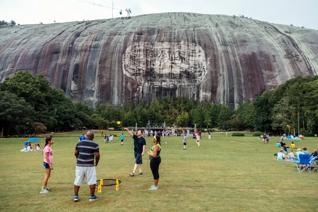 Самая скандальная статуя в Америке отправляется в печь