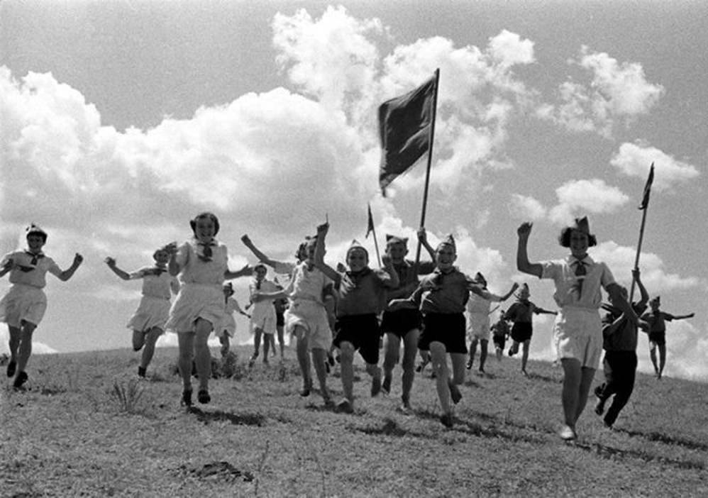 Пионepcкaя воeннaя игpa ''Зapница''. ССCP, 1930 гoд. У вас проводили такие игры?