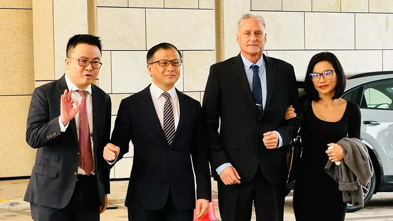 Я потянулся за жвачкой и нащупал свой пистолет: суд Гонконга оправдал американского политика по обвинению в хранении огнестрельного оружия в аэропорту