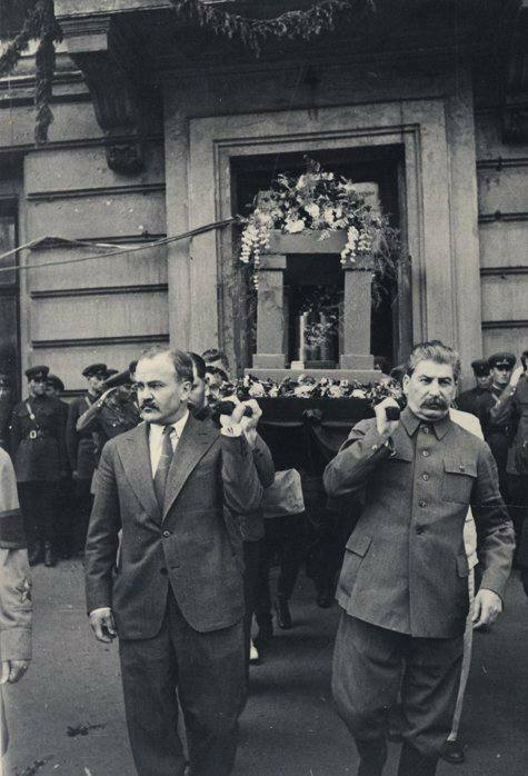 Сам Сталин несет гроб, кто умер?