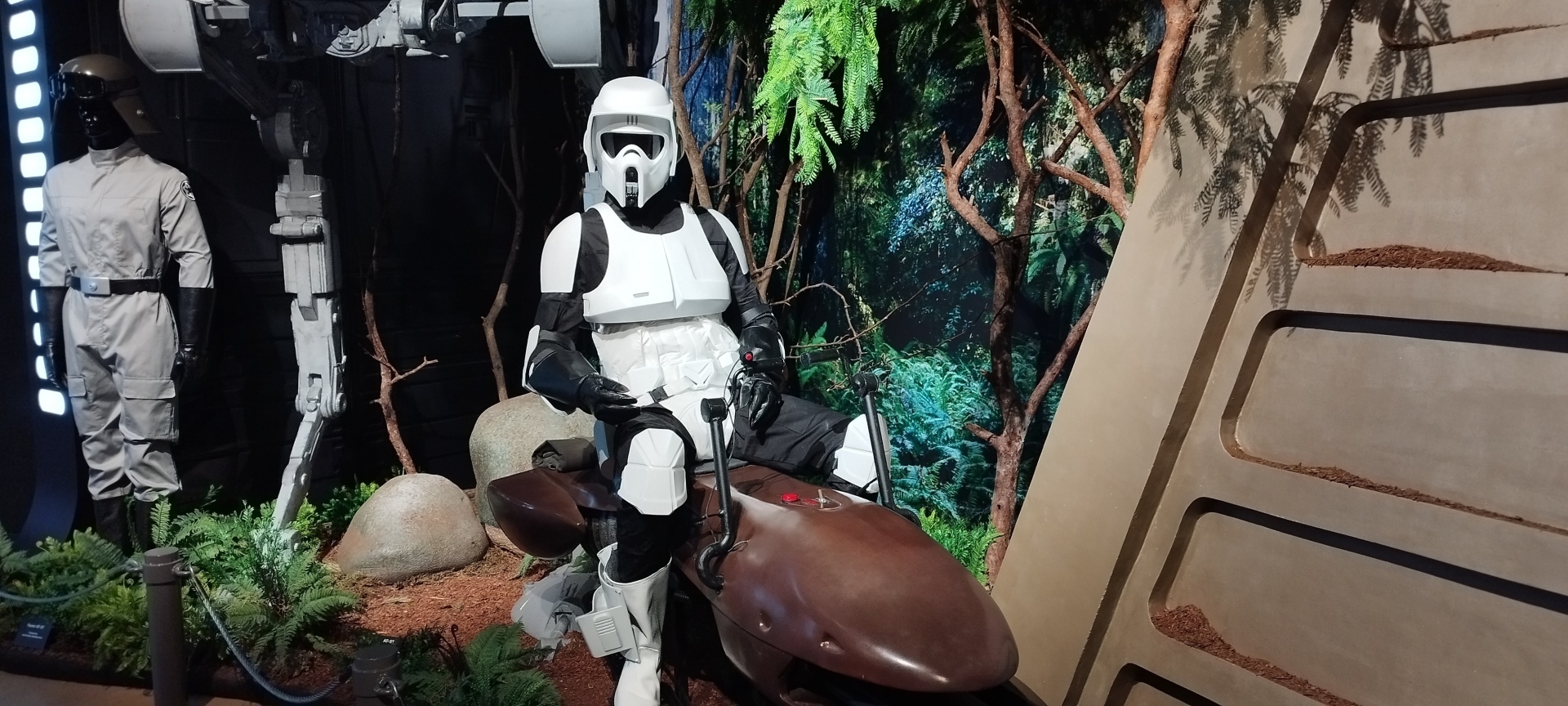 Наше посещение выставки «Звездные войны на ВДНХ». Рассказываю свои впечатления и делюсь авторскими фото. Фанатам этого фильма рекомендуется!