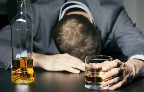 Ученые назвали возможные причины алкогольной зависимости.
