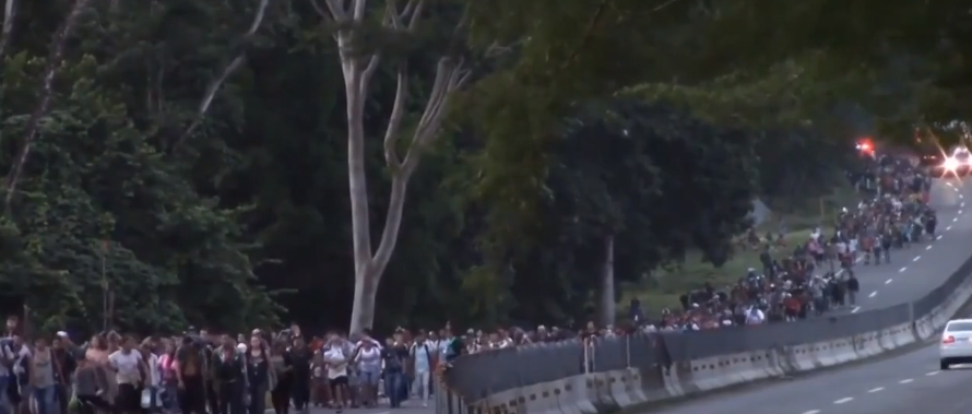 5000 мигрантов пересекли Мексику пешком в США