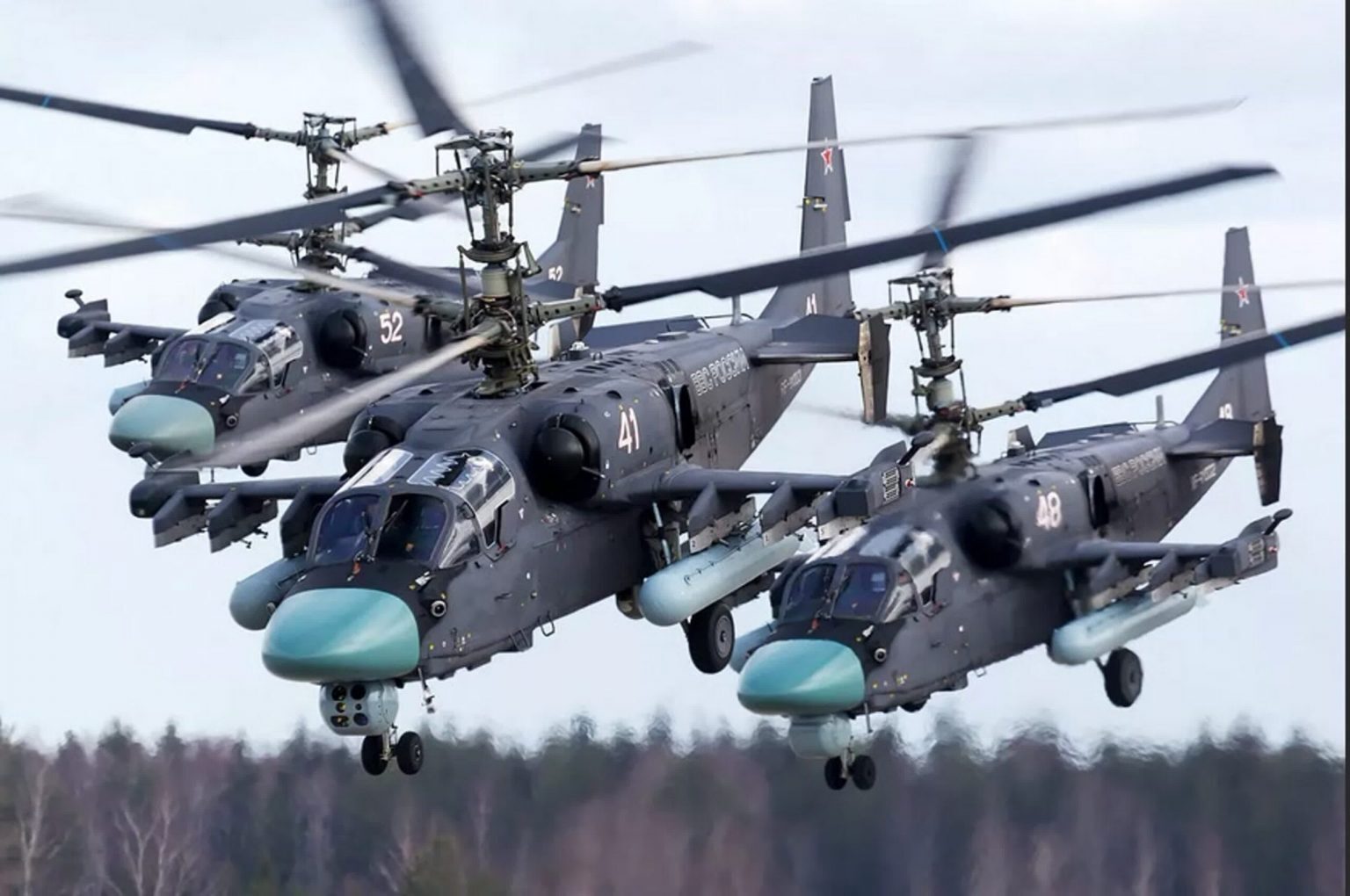 Новые вертолеты россии. Вертолёт к-52 Аллигатор. Боевой вертолет ка-52 Аллигатор. Ка-52 вертолёт вертолёты ка. Военный вертолёт ка-52 Аллигатор.