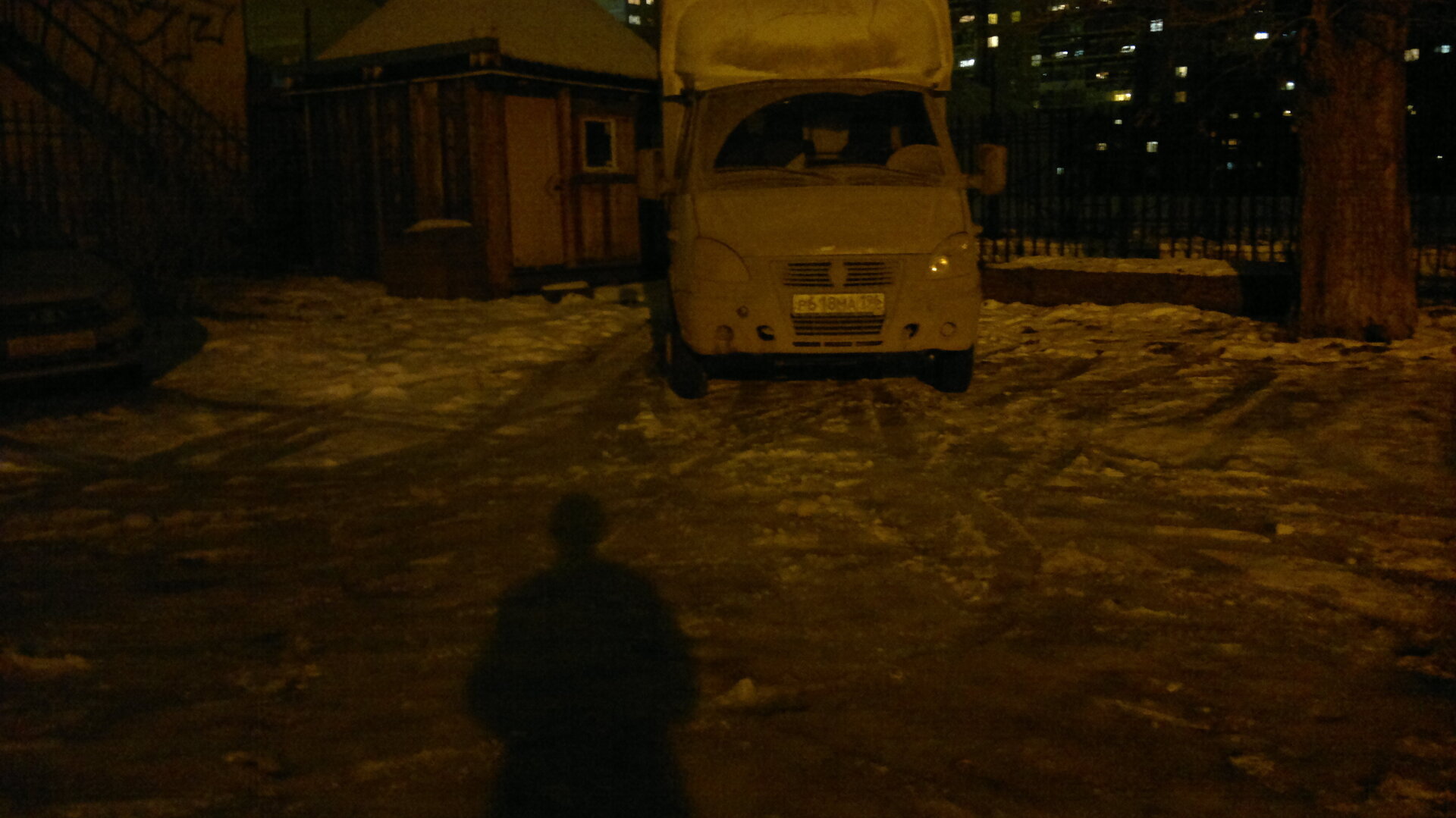 Во дворе дома в Екатеринбурге жильцы ставит грузовой коммерческий транспорт по ул. Ильича, 33