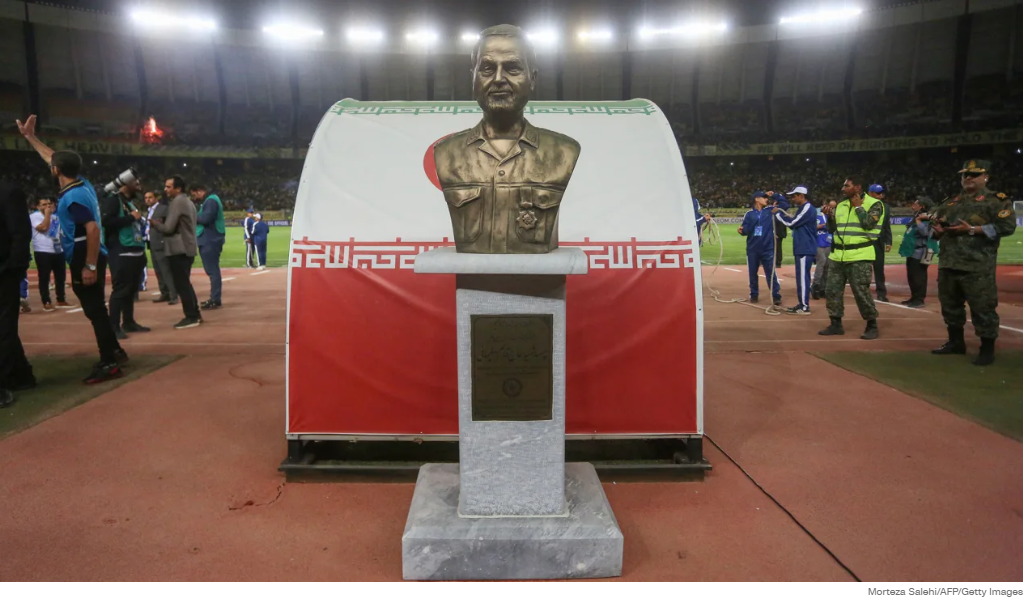 Иранский футбольный клуб наказан и оштрафован за демонстрацию бюста командира убитого, из-за чего пришлось отменить матч с командой Саудовской Аравии