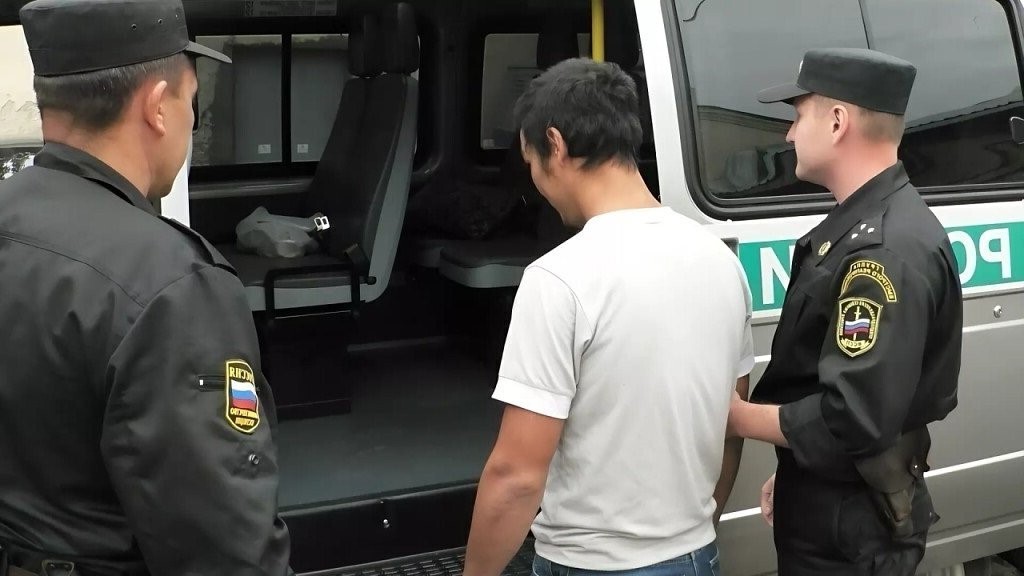 "Домогались и дрались": семью мигрантов из Азербайджана выдворили из России после вмешательства Бастрыкина