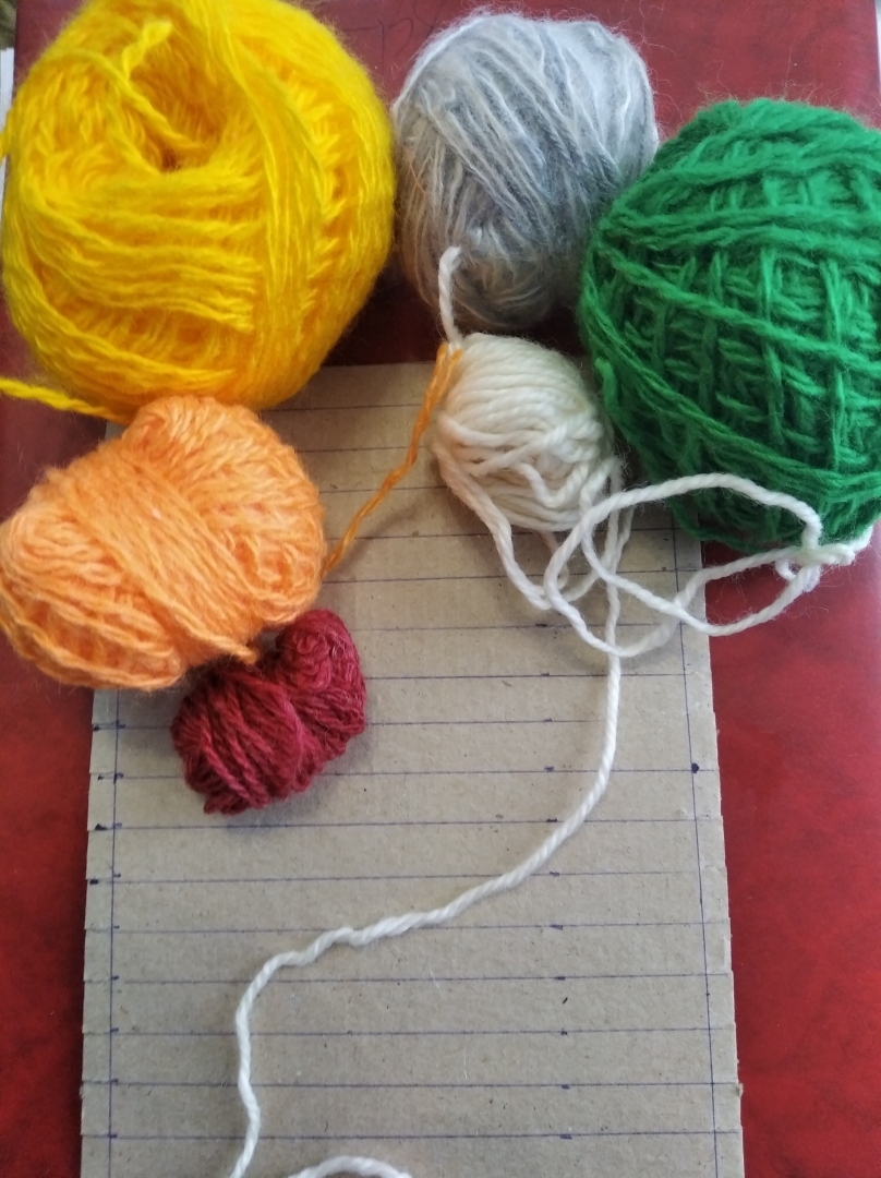 Пряжа нитки, картон и немного терпения - выйдет отличный коврик