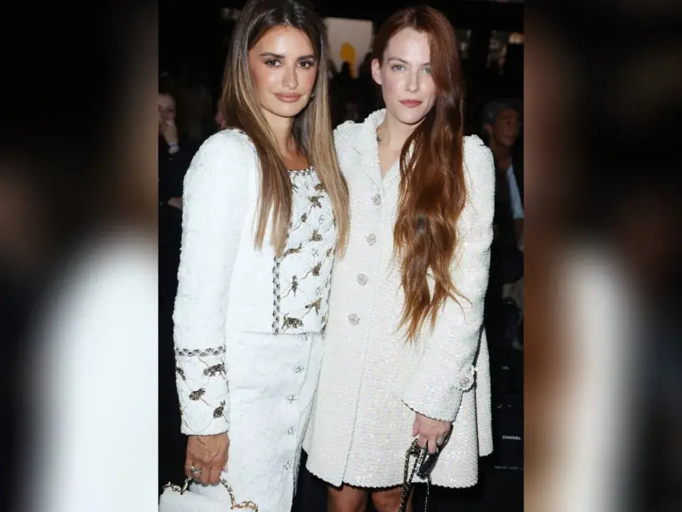 "Стиль и Элегантность: Райли Кио и Пенелопа Крус на Показе Chanel в Париже"