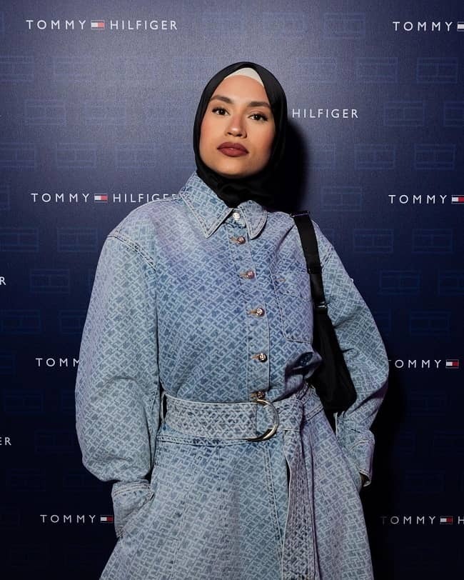 Тасним Али - известная итальянская интернет-личность. Тасним Али популярна благодаря размещению фотографий и видео о моде, красоте и образе жизни в св