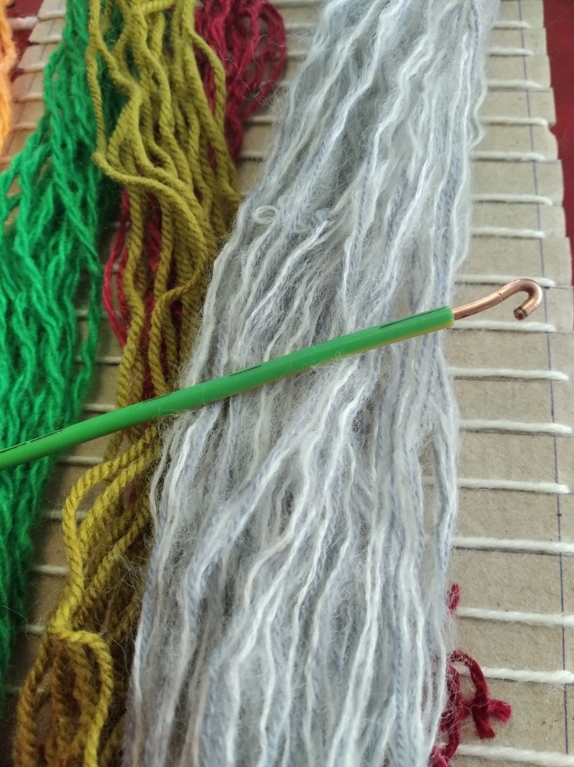 Пряжа нитки, картон и немного терпения - выйдет отличный коврик