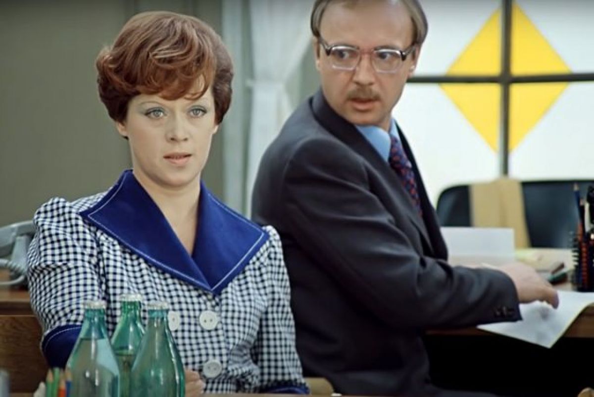 Обнаружен трогательный киноляп с зонтиком в фильме «Служебный роман»