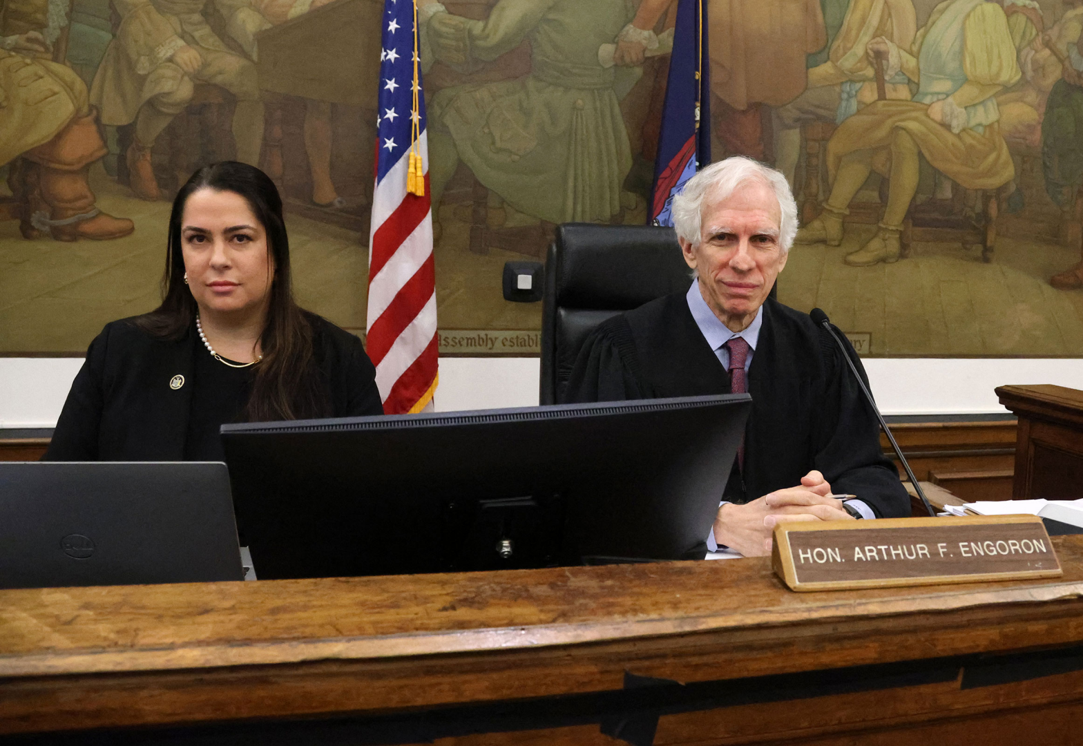 Судья угрожает уволить Трампа и "сделать все возможные негативные выводы"!!!