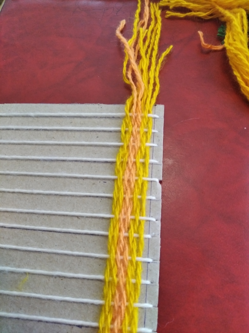 Пряжа нитки, картон и немного терпения - выйдет отличный коврик