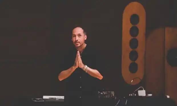 Священник-диджей проводит вечера авангардной электроники