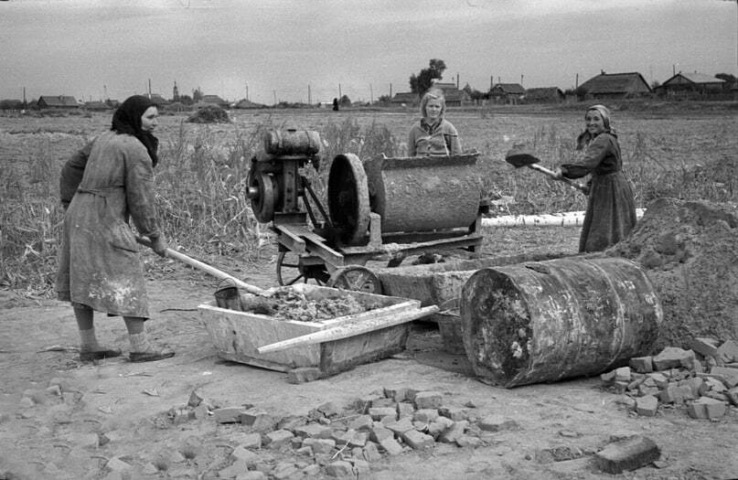 Что делают эти женщины?! Сколько же нужно было силы иметь, чтобы так работать?! Сильное поколение этих людей! Тем, кто жив- здоровья вам наши дорогие!