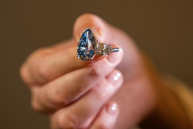 Бриллиант Bleu Royal Diamond, "лучший в своем классе", продан на аукционе Christie's почти за 44 миллиона долларов