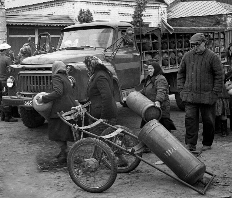 Такие машины ездили по деревням и селам каждую неделю по определенным дням. А сколько у вас стоил баллон с газом в 80-е годы?