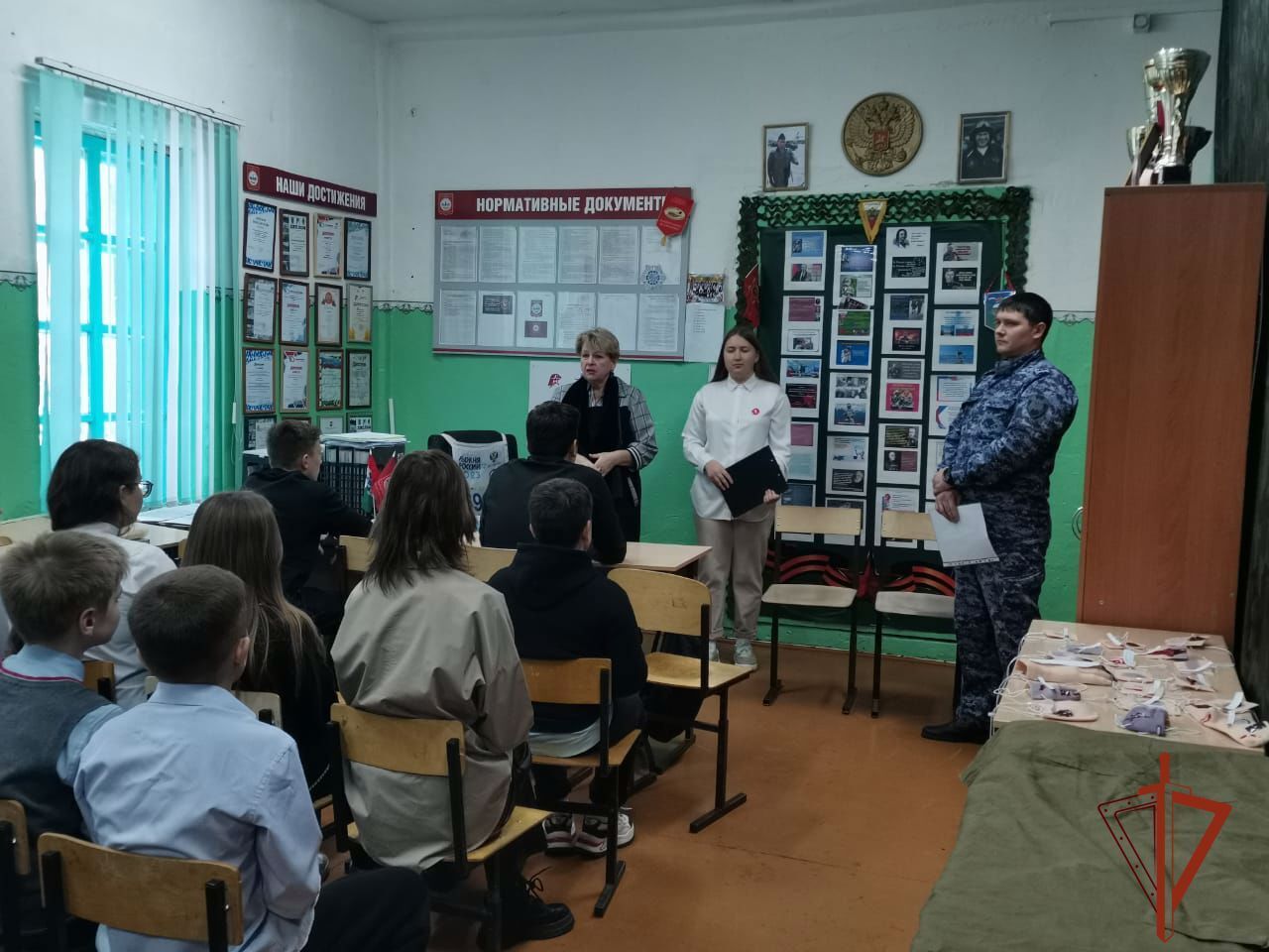 В Новосибирской области сотрудники вневедомственной охраны провели урок мужества для учащихся подшефной гимназии