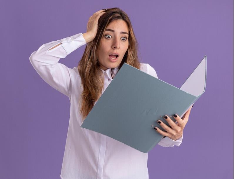 девушка с папкой в руках. девушка с папкой в руках. женщина папки. улыбающаяся женщина с папкой. девушка с папкой.