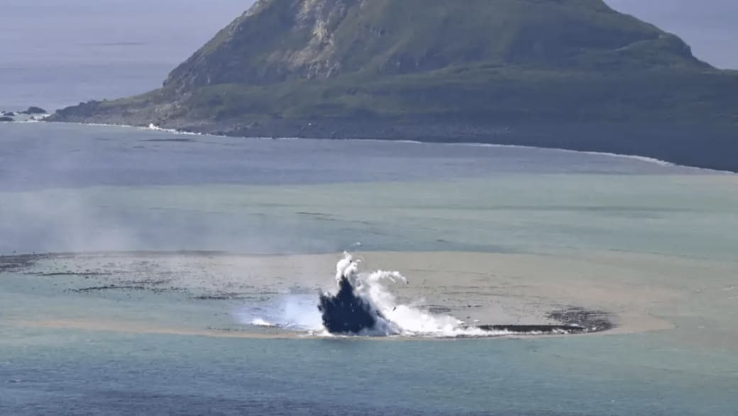 Новый остров появился после извержения подводного вулкана у берегов Японии