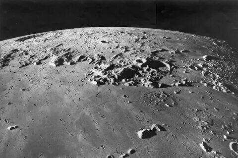 Верхний слой поверхности Луны - реголит.