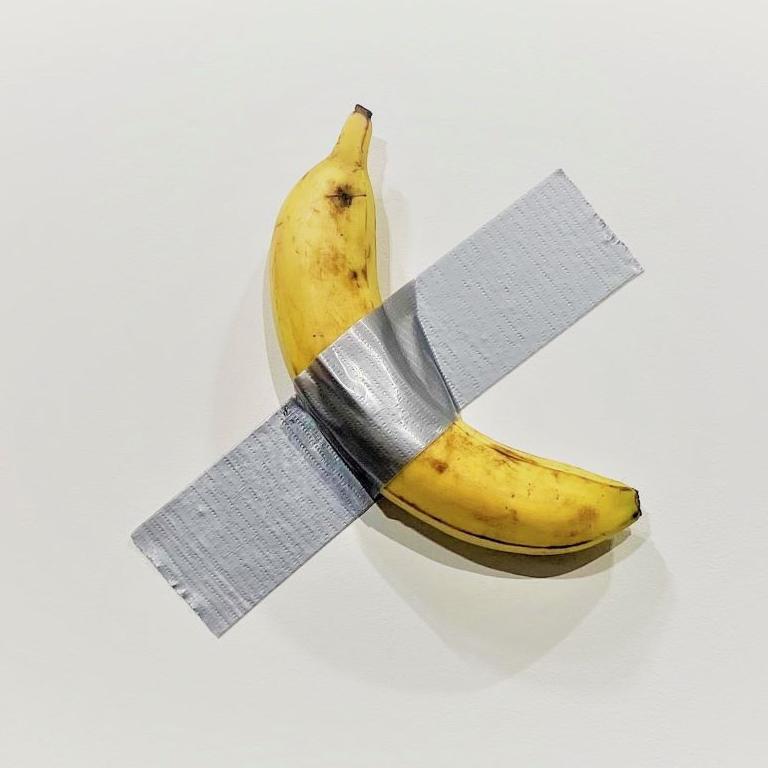 Открытие выставки: инсталляция Маурицио Каттелана становится объектом скандальной ситуации