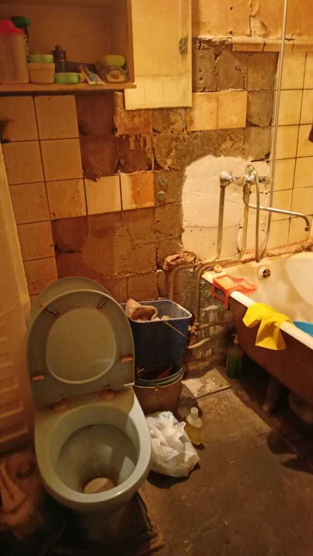 Запущенная адская квартира, но хозяева этого не видят. Им главное – окна помыть