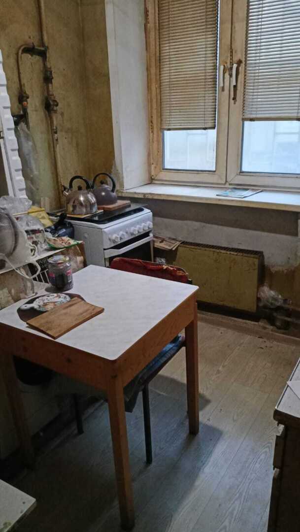 Запущенная адская квартира, но хозяева этого не видят. Им главное – окна помыть