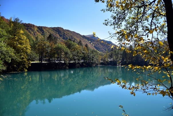 Удивительное и красивое озеро