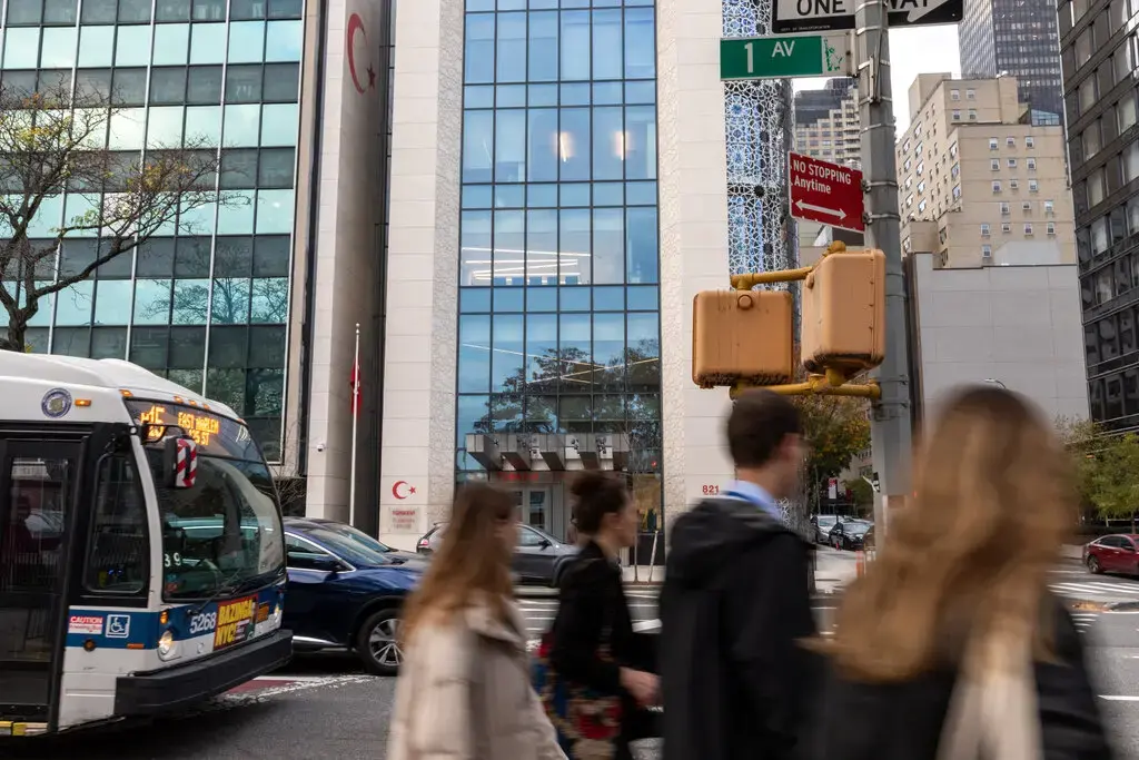 ФБР конфисковало телефоны Эрика Адамса на фоне усиления расследования кампании