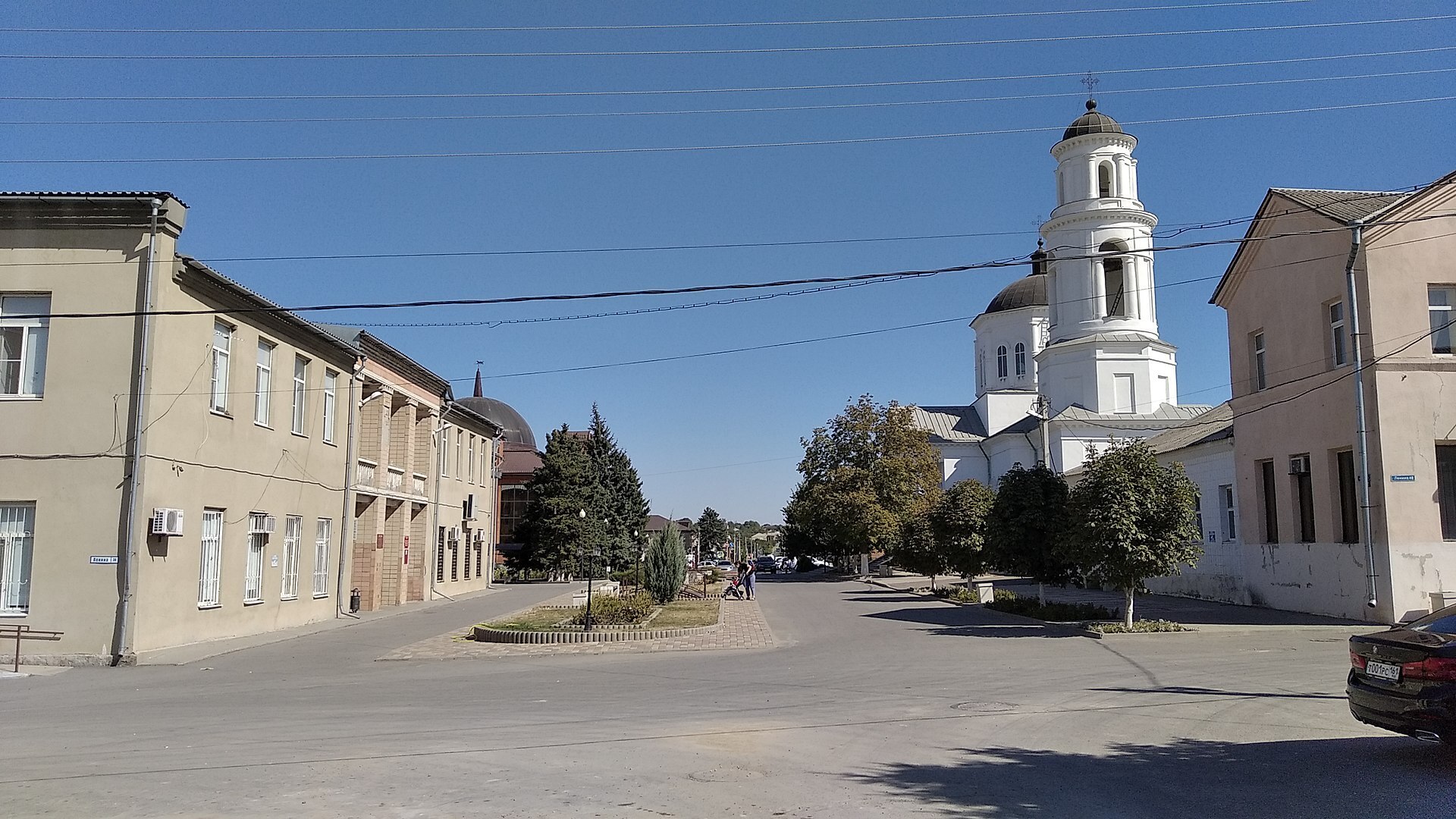 Хотел купить землю или даже дом, примерно с год тому назад. Но, что-то не сложилось. Слишком много моментов и сложностей.