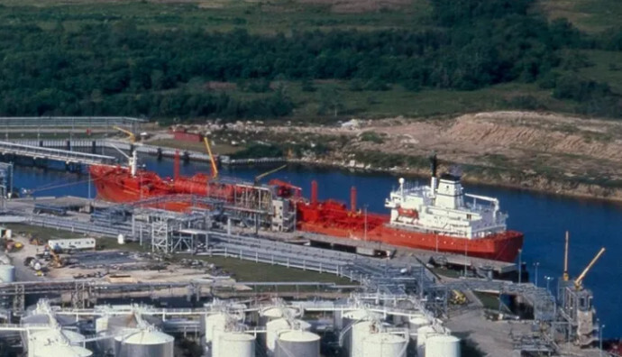 Ненужные санкции: Европе нужен российский, а не американский СПГ