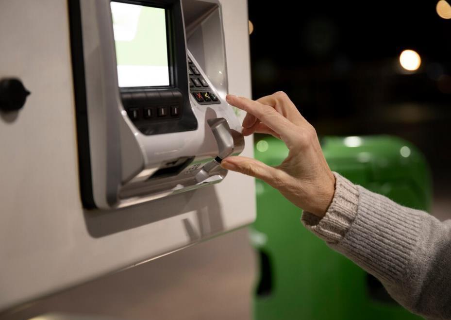 Банкомат подарил миллион случайному клиенту банка