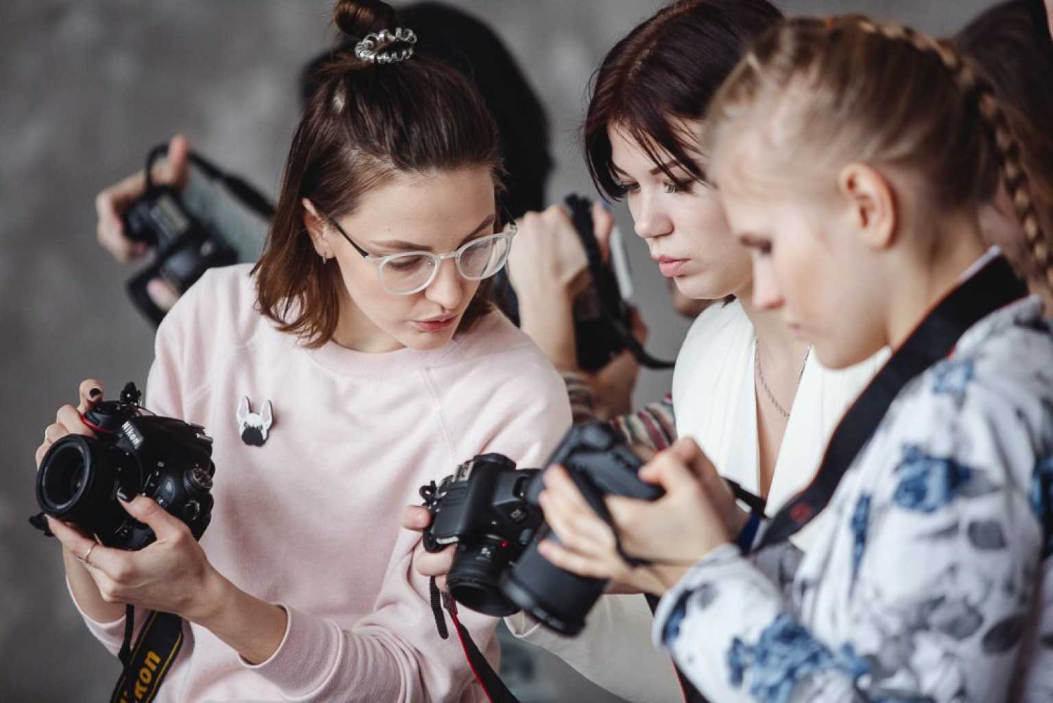 Обучение фотографии в спб. Подросток фотографирует. Профессия фотограф. Фотокурсы для детей. Фотограф на съемке.