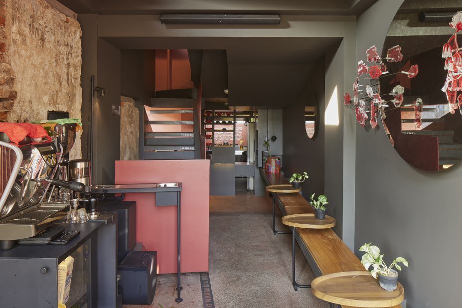 Самый тонкий отель в мире имеет ширину девять футов