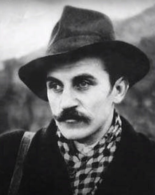 Наперекор судьбе: он лишился рук, но всё равно стал художником. Невероятная история Леонида Птицына