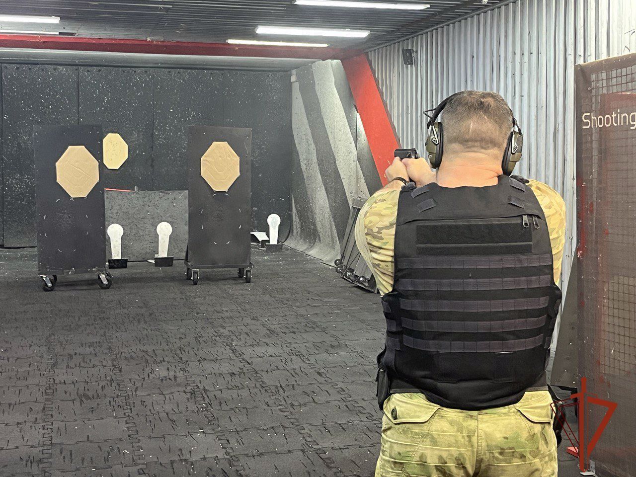 В Новосибирске состоялся турнир по стрельбе, приуроченный к 35-летию со Дня образования ОМОН