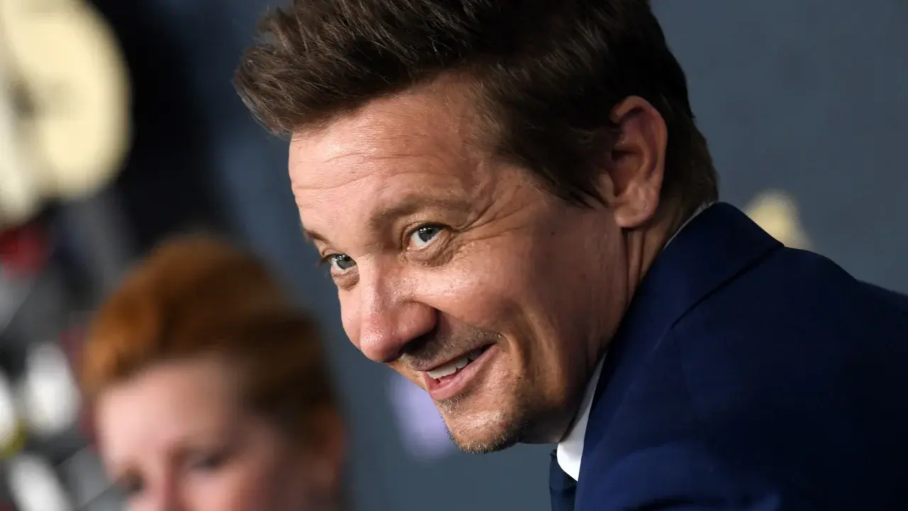 Джереми Реннеру пришлось заново учиться ходить после несчастного случая. Теперь он прыгает с холма