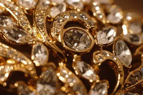 Минералы и драгоценные камни: их свойства, виды и значение в истории человечества