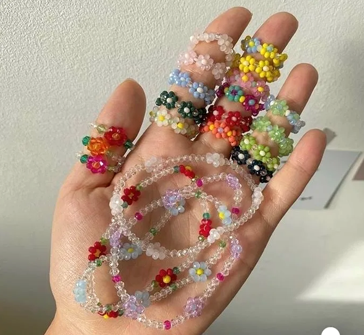 Бисер - История возникновения и распространения изделий из стекла